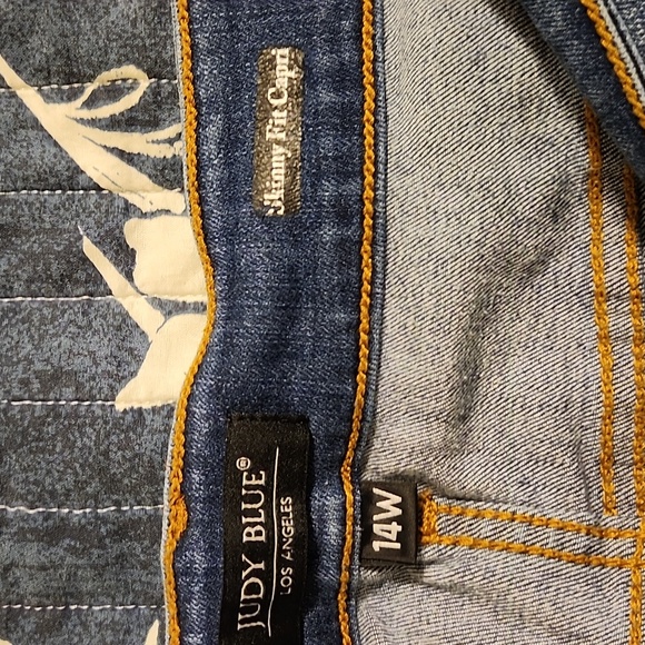 Judy Blue Fray Hem Capris - Picture 3 of 3